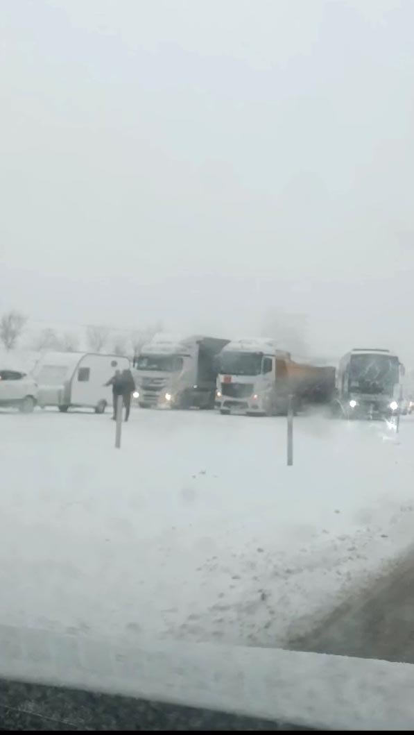 Başkent beyaz örtüyle kaplandı, ulaşım kilitlendi