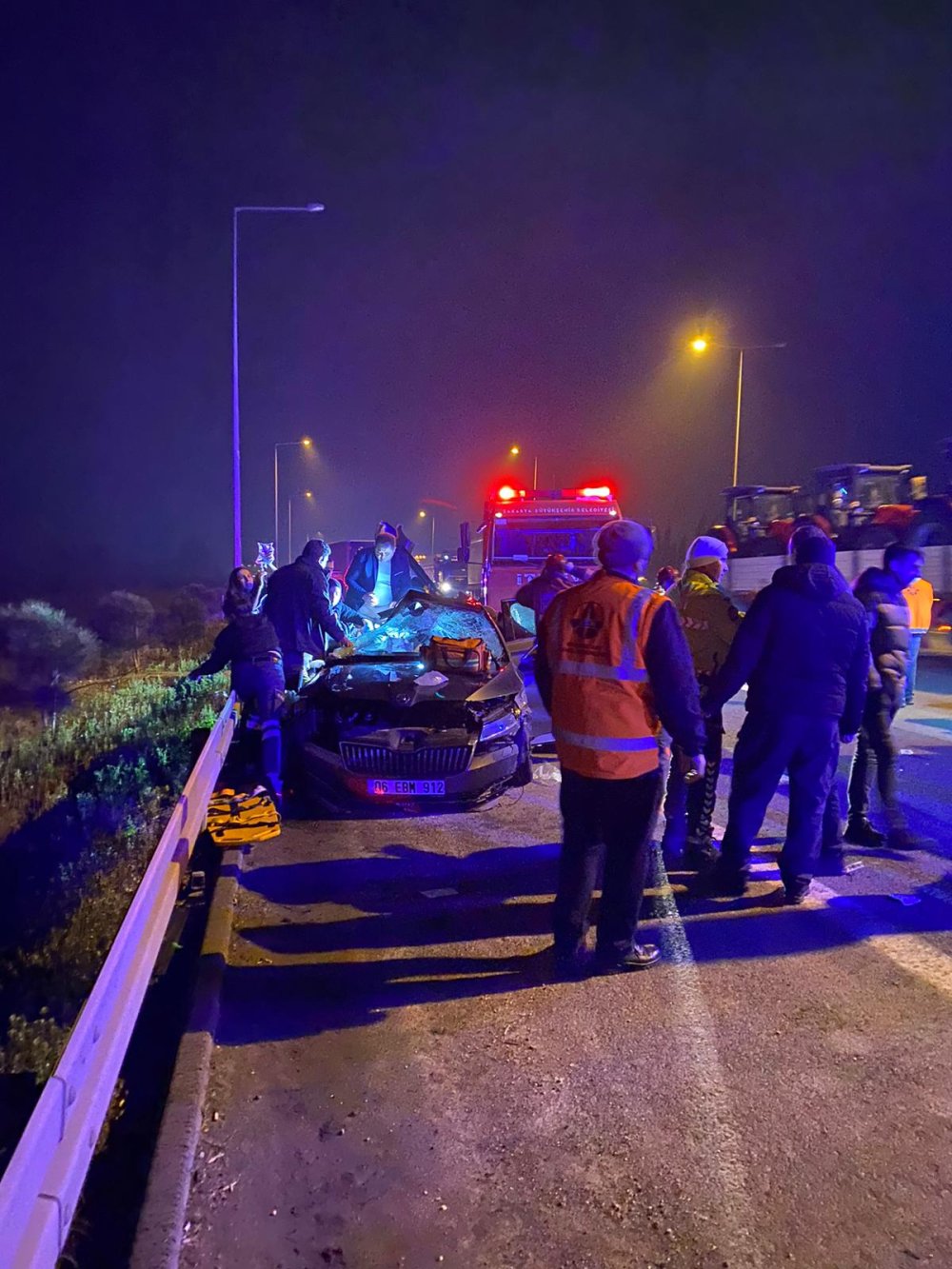 Koruma polisleri taşıyan araç TIR'a çarptı: 1 şehit, 2 yaralı