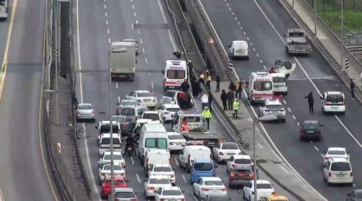 Küçükçekmece'deki zincirleme kazada 2 kişi yaralandı