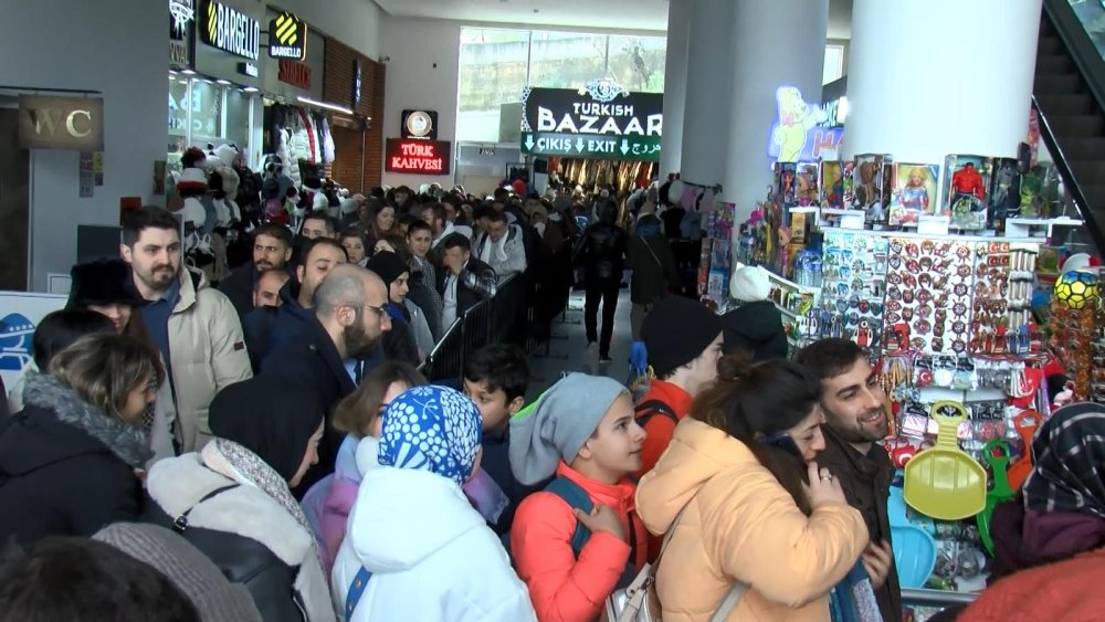 Uludağ'da teleferiğe çıkmak isteyenler uzun kuyruklar oluşturdu