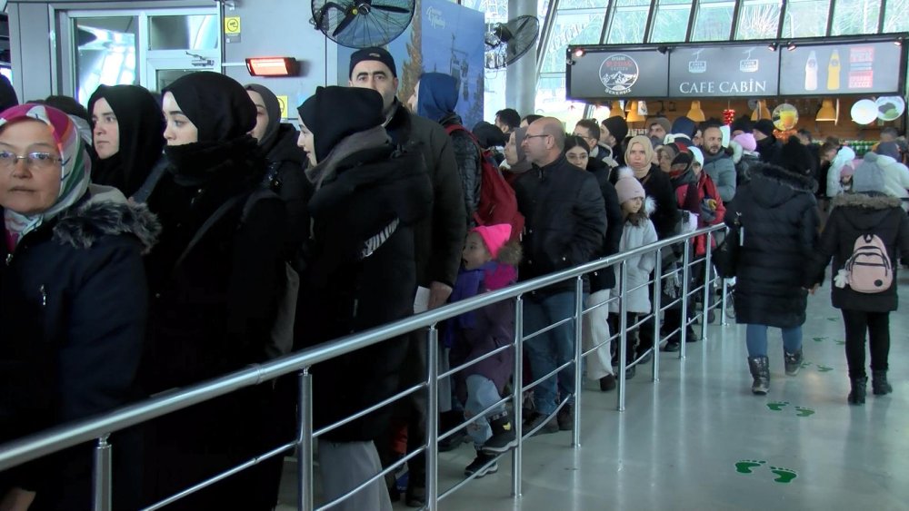 Uludağ'da teleferiğe çıkmak isteyenler uzun kuyruklar oluşturdu