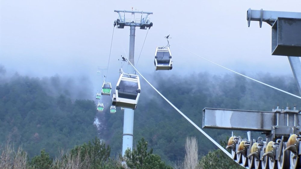 Uludağ'da teleferiğe çıkmak isteyenler uzun kuyruklar oluşturdu