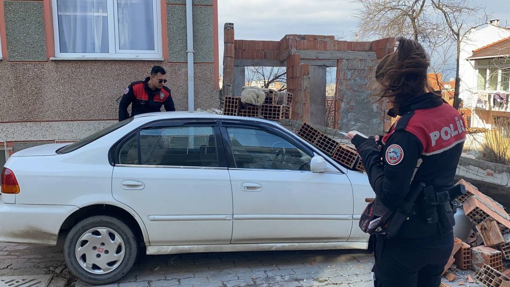 İnşaatın duvarı, park halindeki aracın üzerine devrildi