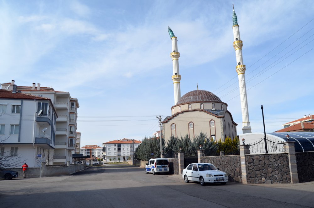 Şiddetli rüzgar minarenin külahını yerinden söktü, sokak kapatıldı