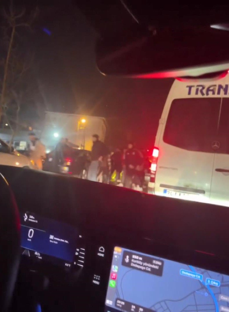 Asker konvoyu yolu trafiğe kapatıp meşale yaktı