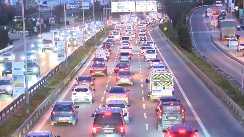 Okulların açılmasıyla İstanbul'daki trafik oranı %65' çıktı