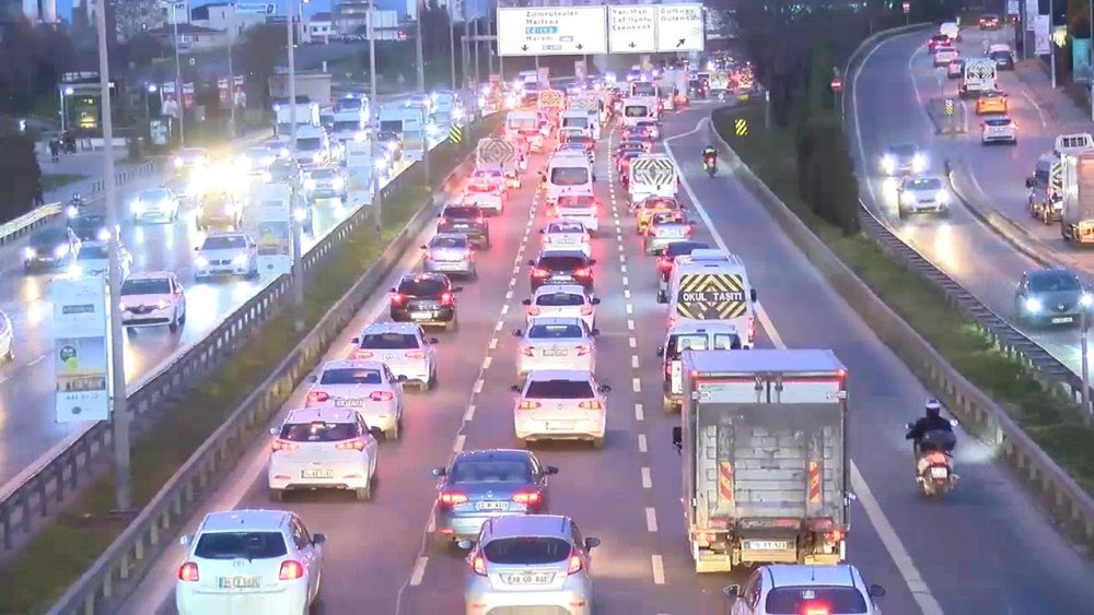 Okulların açılmasıyla İstanbul'daki trafik oranı %65' çıktı