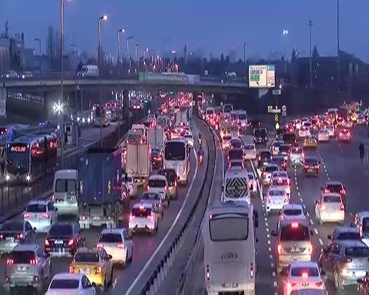 Okulların açılmasıyla İstanbul'daki trafik oranı %65' çıktı