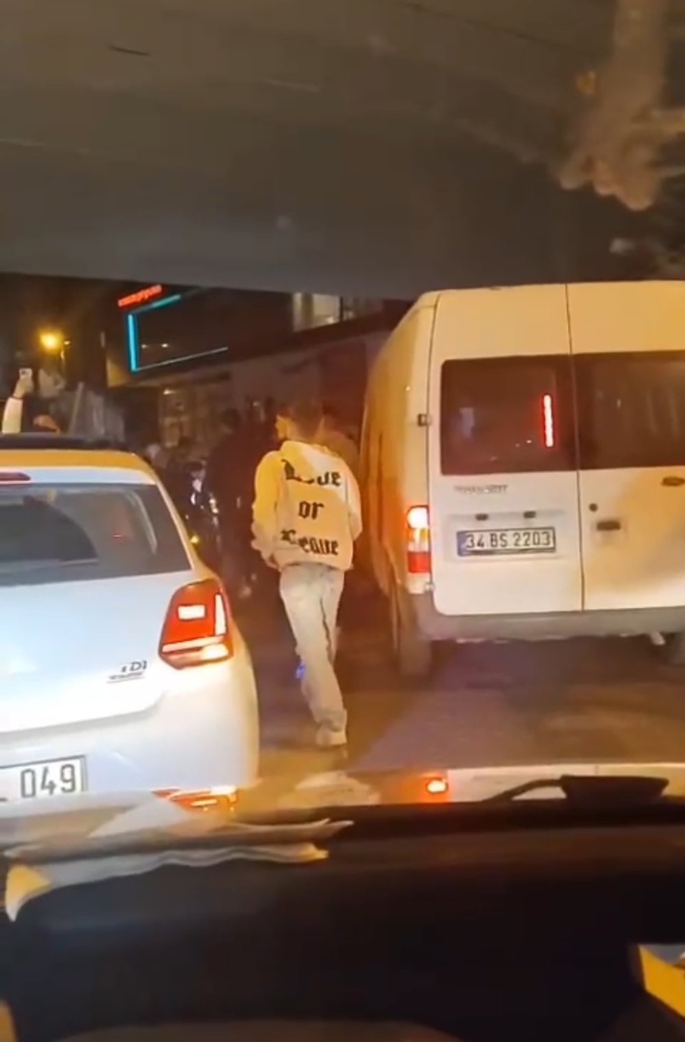 Asker eğlencesinde yolu kapatan sürücü yakalandı