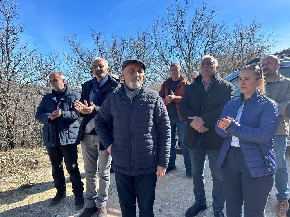 Köylülerden protesto: 'Buranın ikinci bir İliç olmasını kesinlikle istemiyoruz' dediler, yolu kapattılar