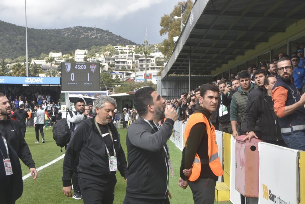 Maçta ortalık karıştı: Başkanlar sahaya indi, bir futbolcu hastaneye kaldırıldı