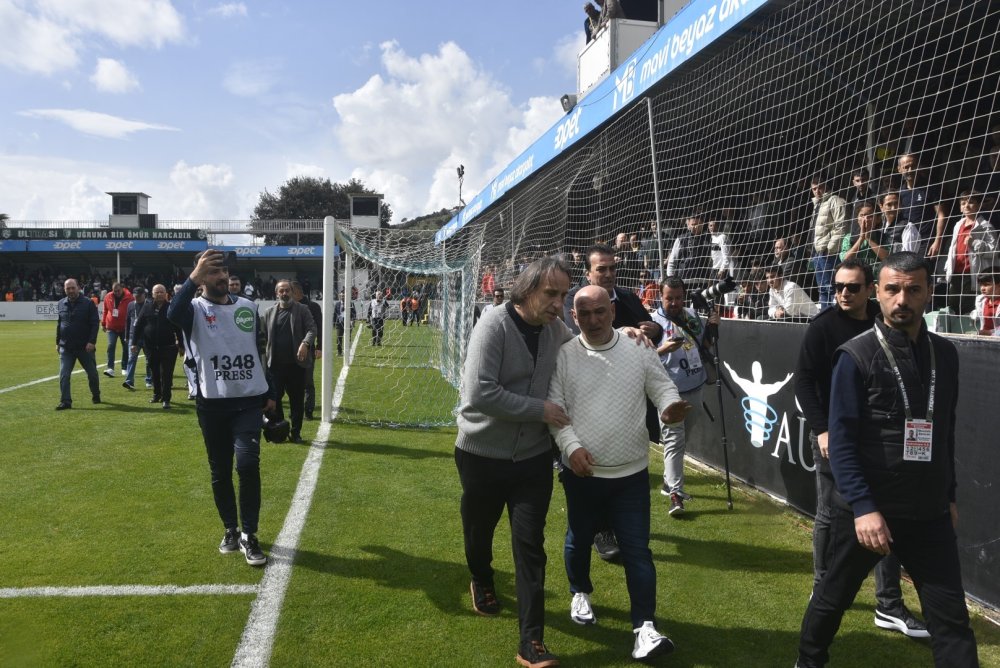 Maçta ortalık karıştı: Başkanlar sahaya indi, bir futbolcu hastaneye kaldırıldı