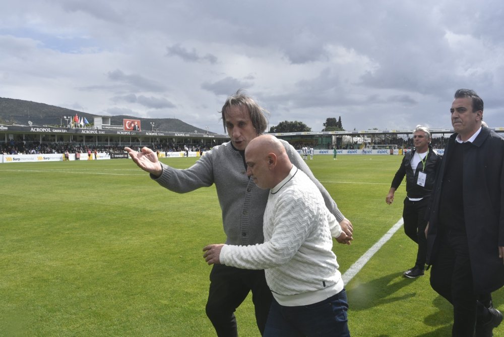 Maçta ortalık karıştı: Başkanlar sahaya indi, bir futbolcu hastaneye kaldırıldı