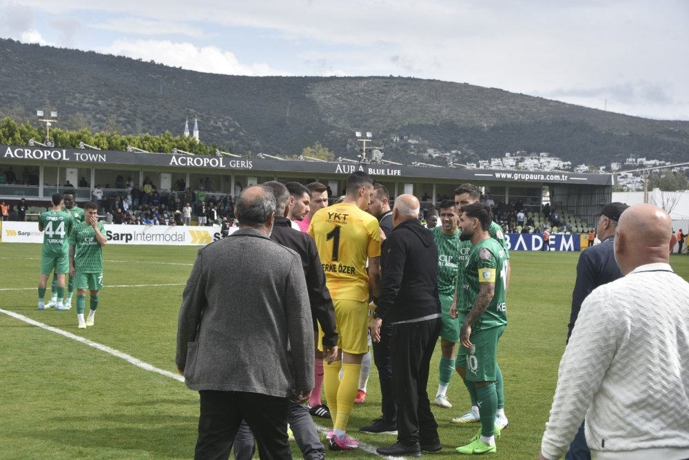 Maçta ortalık karıştı: Başkanlar sahaya indi, bir futbolcu hastaneye kaldırıldı