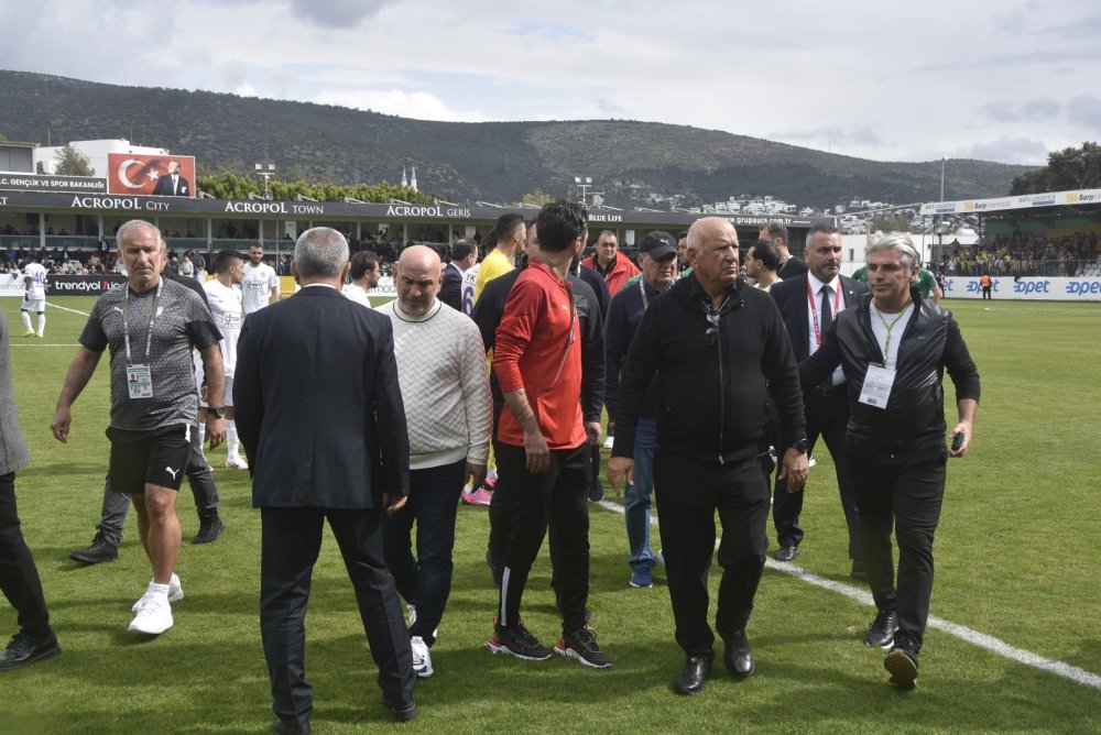 Maçta ortalık karıştı: Başkanlar sahaya indi, bir futbolcu hastaneye kaldırıldı