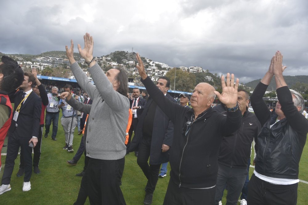 Maçta ortalık karıştı: Başkanlar sahaya indi, bir futbolcu hastaneye kaldırıldı