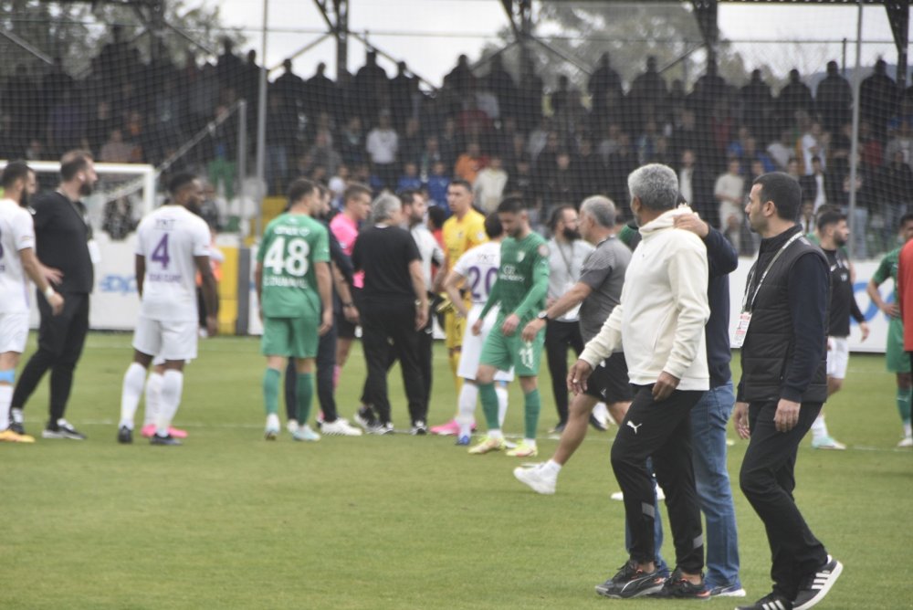 Maçta ortalık karıştı: Başkanlar sahaya indi, bir futbolcu hastaneye kaldırıldı