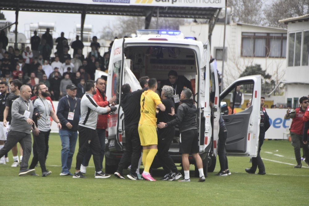 Maçta ortalık karıştı: Başkanlar sahaya indi, bir futbolcu hastaneye kaldırıldı