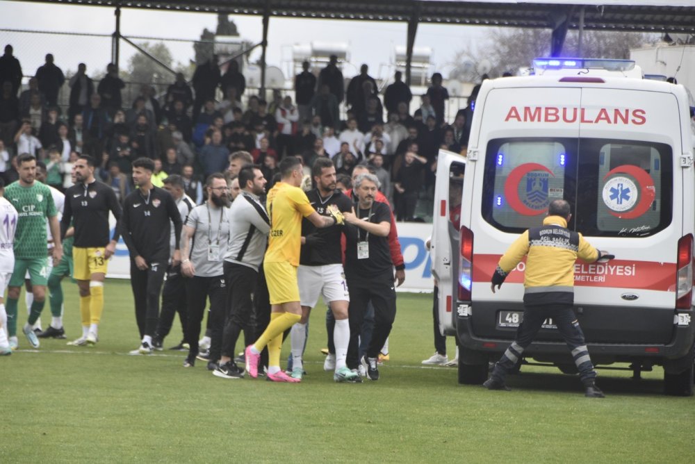 Maçta ortalık karıştı: Başkanlar sahaya indi, bir futbolcu hastaneye kaldırıldı