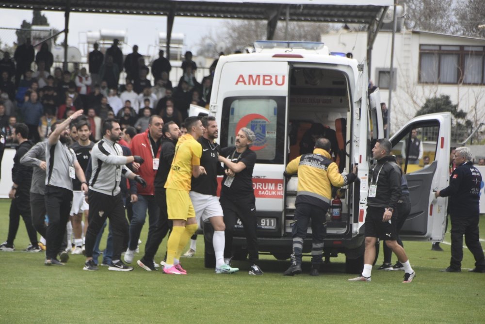 Maçta ortalık karıştı: Başkanlar sahaya indi, bir futbolcu hastaneye kaldırıldı