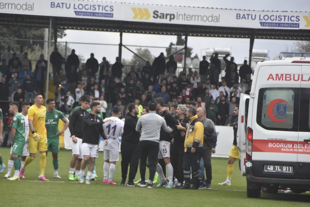 Maçta ortalık karıştı: Başkanlar sahaya indi, bir futbolcu hastaneye kaldırıldı