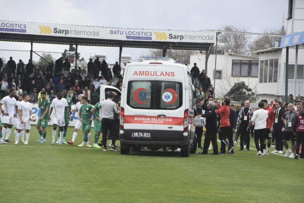 Maçta ortalık karıştı: Başkanlar sahaya indi, bir futbolcu hastaneye kaldırıldı