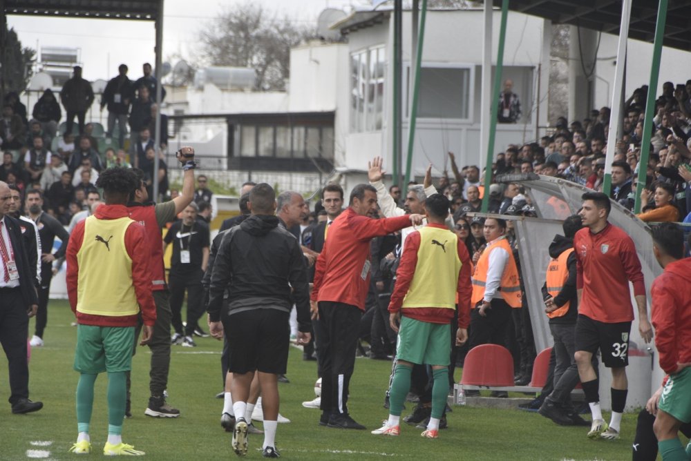 Maçta ortalık karıştı: Başkanlar sahaya indi, bir futbolcu hastaneye kaldırıldı