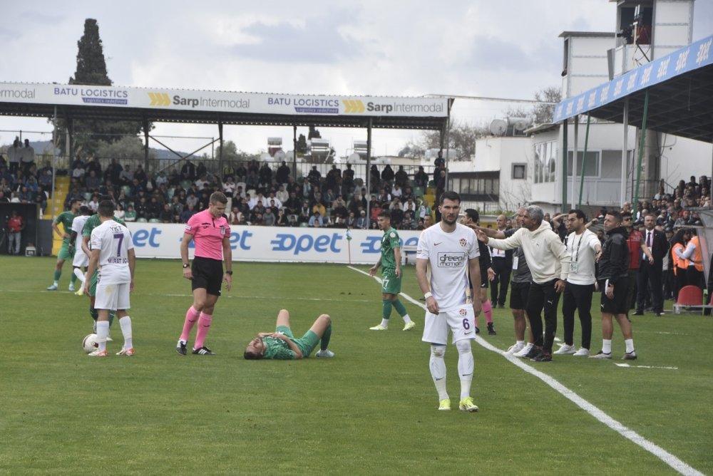 Maçta ortalık karıştı: Başkanlar sahaya indi, bir futbolcu hastaneye kaldırıldı