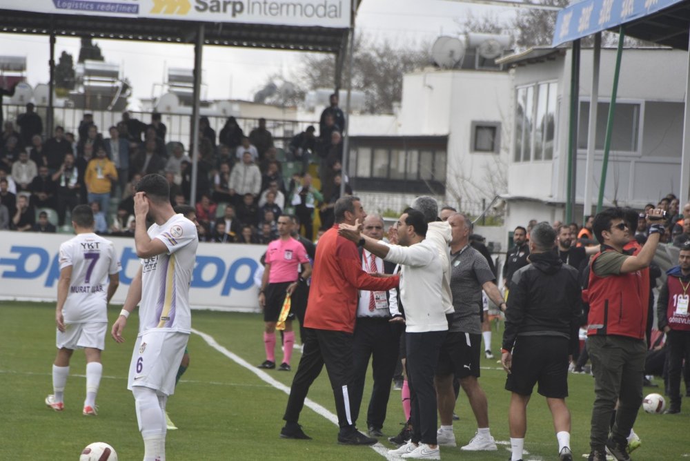 Maçta ortalık karıştı: Başkanlar sahaya indi, bir futbolcu hastaneye kaldırıldı