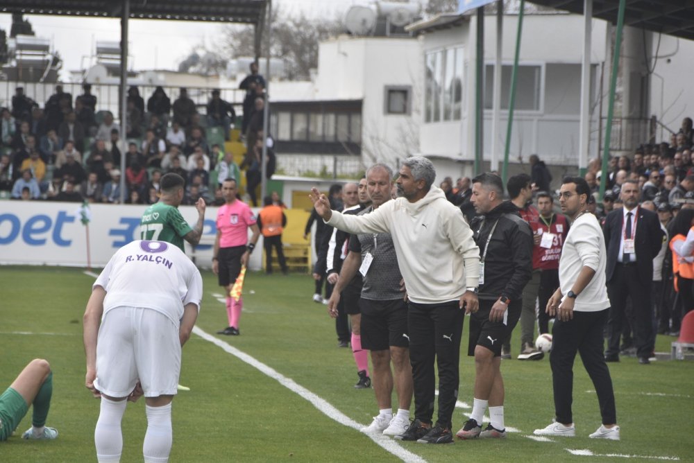 Maçta ortalık karıştı: Başkanlar sahaya indi, bir futbolcu hastaneye kaldırıldı