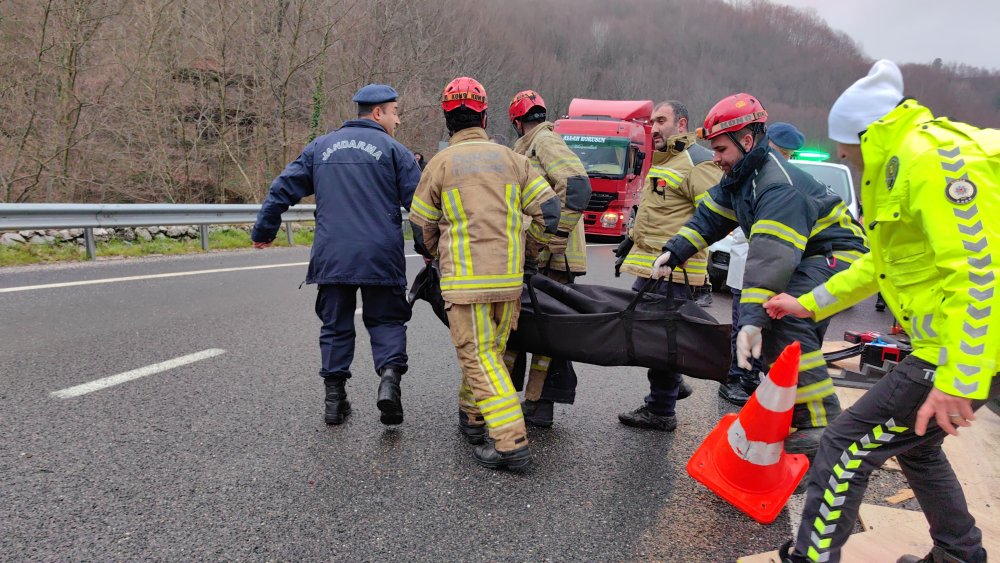 Devrilen TIR'ın sürücüsü hayatını kaybetti