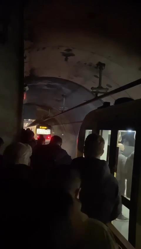 İstanbul'da metro arızası! Seferler otobüsle yapıldı!