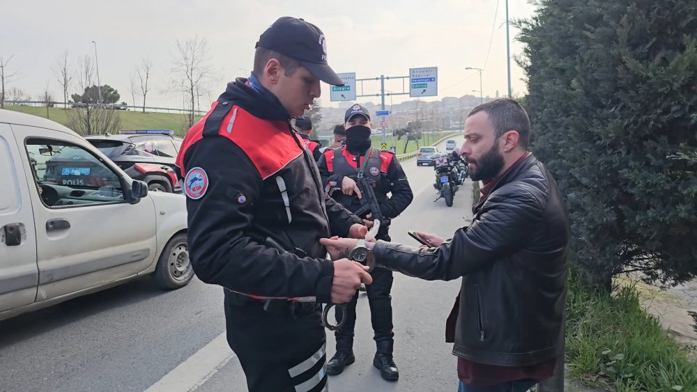 Şüpheli gördükleri otomobilin içinden uyuşturucu çıktı