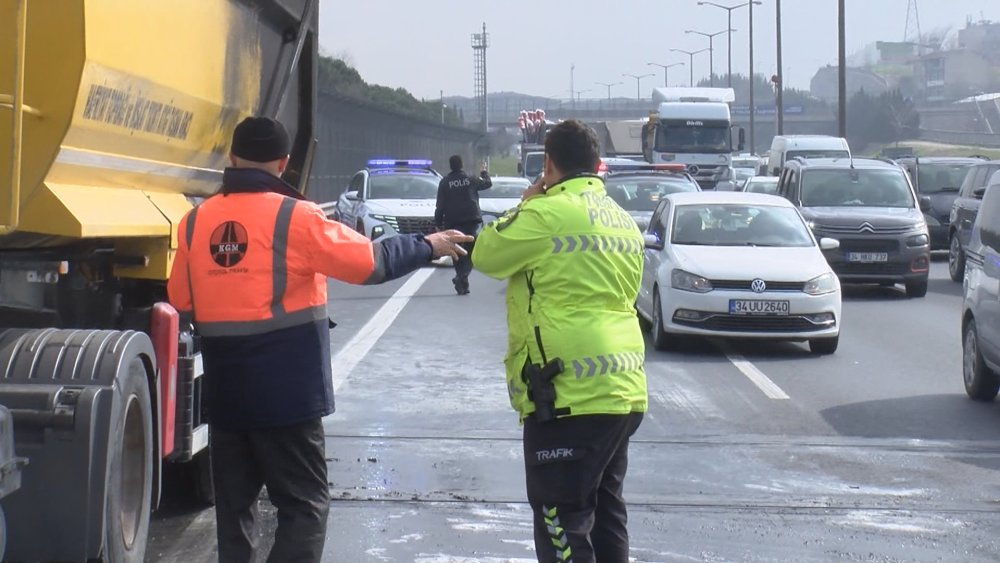 TEM Otoyolunda trafiği kilitleyen yangın: Uzun araç kuyrukları oluştu