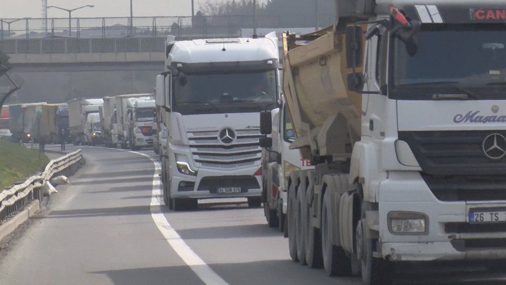 TEM Otoyolunda trafiği kilitleyen yangın: Uzun araç kuyrukları oluştu