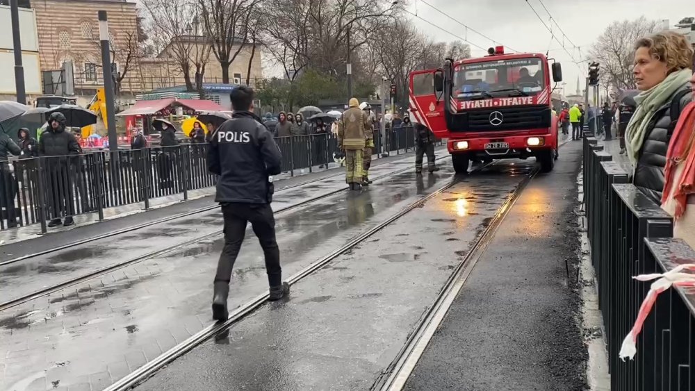 İstanbul'da feci kaza: Motosiklet sürücüsü tramvayın altında kaldı