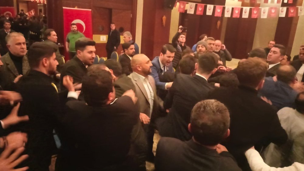 Zafer Partisi'nin aday tanıtım toplantısında kavga! Ümit Özdağ çileden çıktı: 'Bir daha istemiyorum'