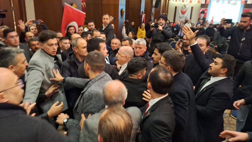 Zafer Partisi'nin aday tanıtım toplantısında kavga! Ümit Özdağ çileden çıktı: 'Bir daha istemiyorum'