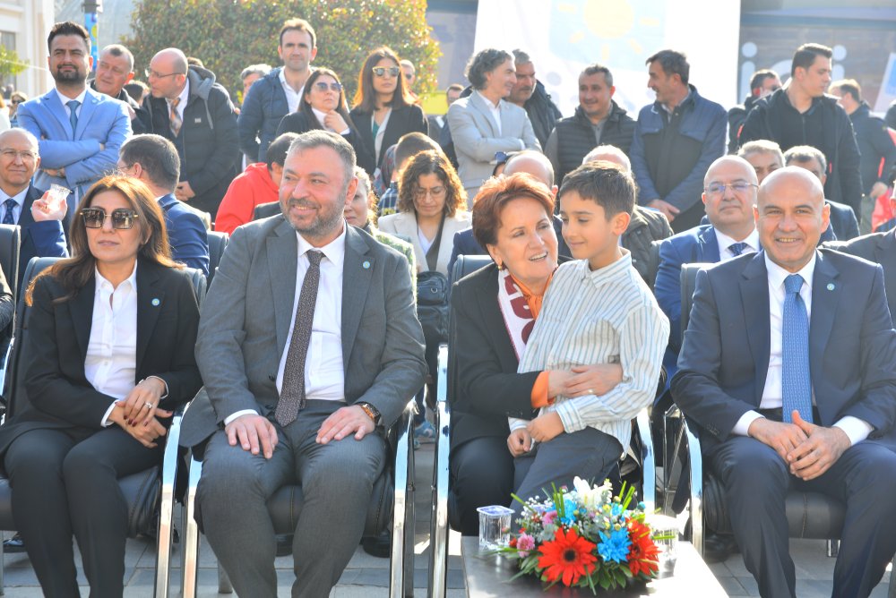 Meral Akşener şarkıcı Ege'nin konserine katıldı, vatandaşlardan oy istedi