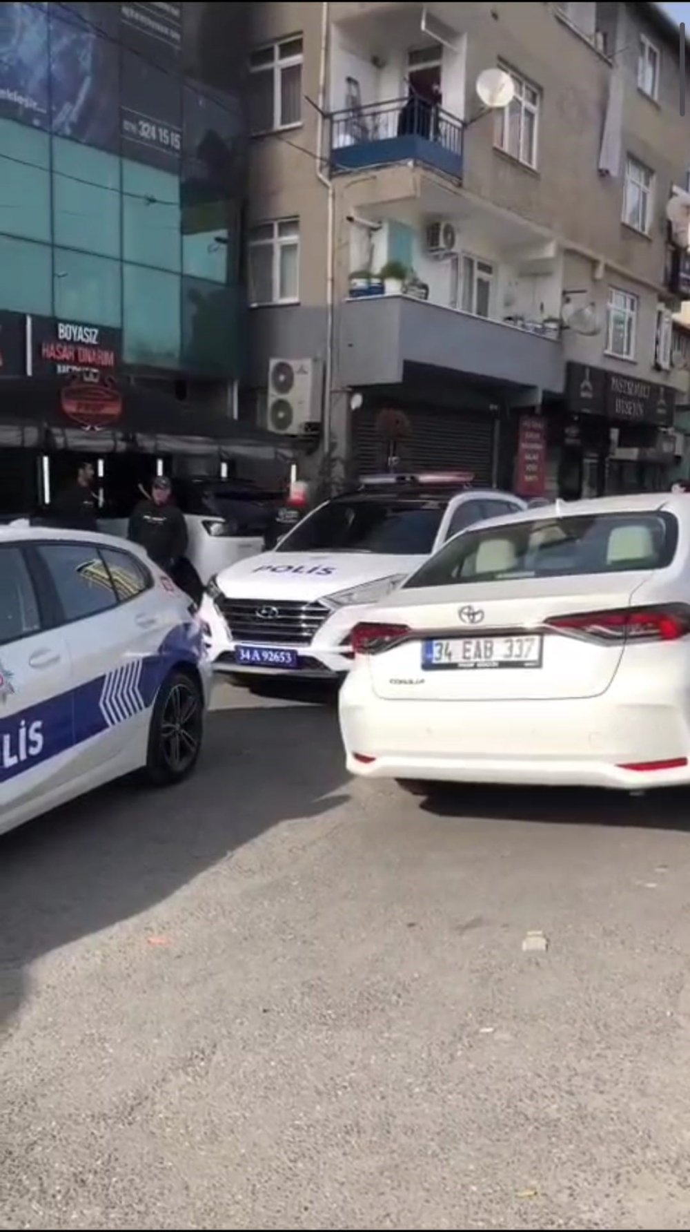 Motosikletli saldırganlar iş yerine kurşun yağdırdı: 2 yaralı