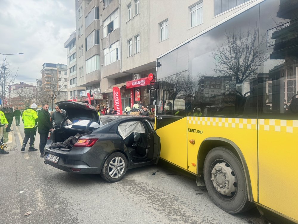 Otomobil karşı şeritten gelen İETT otobüsüne çarptı