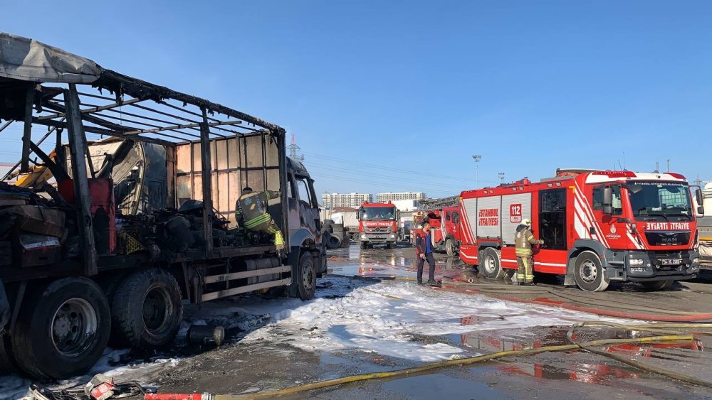 Esenyurt'taki TIR garajında korkutan yangın!