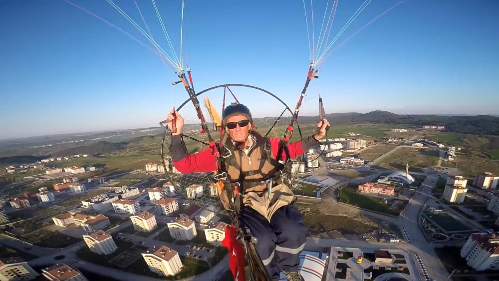 Paramotorla ‘Çanakkale şehitleri’ anısına saygı uçuşu