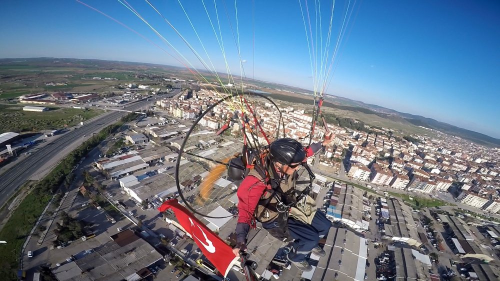 Paramotorla ‘Çanakkale şehitleri’ anısına saygı uçuşu