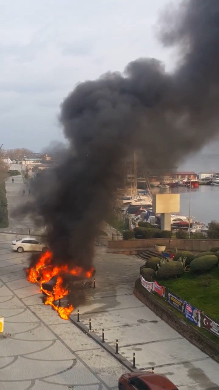 Takside çıkan yangın kısa sürede büyüdü: 2 araç kullanılmaz hale geldi