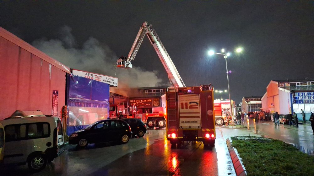 Geri dönüşüm deposunda çıkan yangın çok sayıdaki iş yerine sıçradı