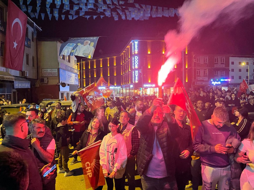 Edirne'nin ilk kadın başkanı Akın'a meşaleli kutlama