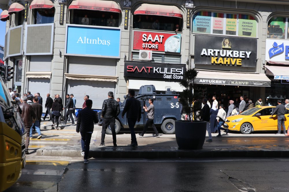 Van DEM Parti binası önünde Abdullah Zeydan protestosu: 'Kayyumlar bizi yıldıramaz'