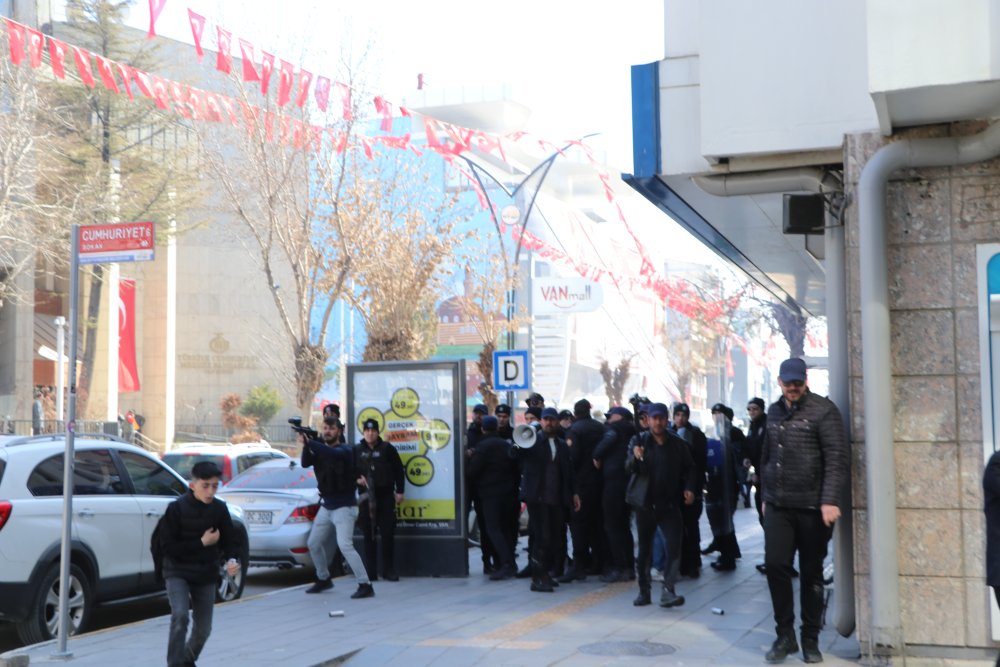 Van DEM Parti binası önünde Abdullah Zeydan protestosu: 'Kayyumlar bizi yıldıramaz'