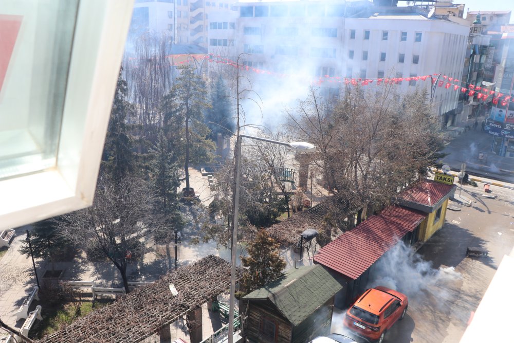 Van DEM Parti binası önünde Abdullah Zeydan protestosu: 'Kayyumlar bizi yıldıramaz'